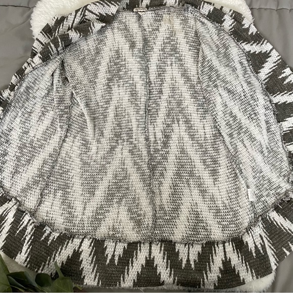 Eyeshadow Open Front Gray and White Abstract Print Textured Sweater - Picture 7 of 15